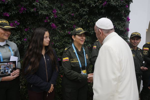 Saludo de su santidad el Papa Francisco a un personal de la Policía Nacional