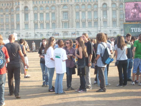 Voluntarii vorbind cu oamenii