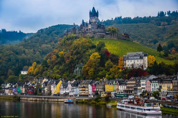 Stadt Cochem mit der Burg Cochem im Moseltal