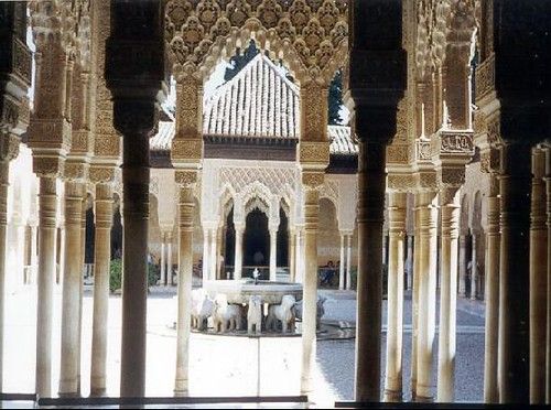 Patio de los Leones - La Alhambra, Granada