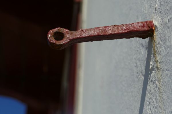 The nail also has a head, but is it thinking? Le clou aussi a une tête, mais raisonne-t-il ?