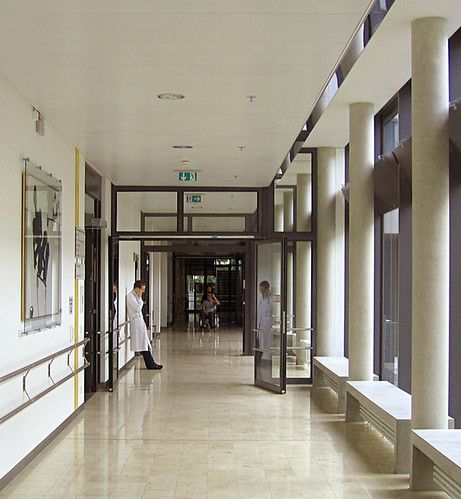 Hospital - Dottore phoning