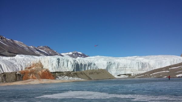 Helikopter vor den Blood Falls