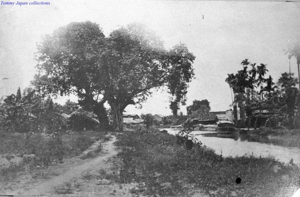 Cholon maisons et sampan le long de l'arroyo - Photo by Louis Dumoulin 1890