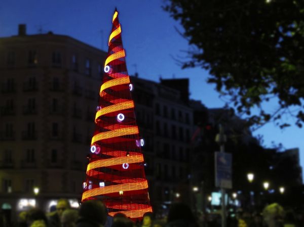 Ponga un árbol de Navidad en Madrid ...........con su propia marca!!!