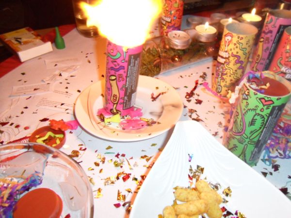 Silvester Sylvester Knallen Tischfeuerwerk Explosion hell leuchtend aufnahme moment hübsch beeindruckend party feier neu