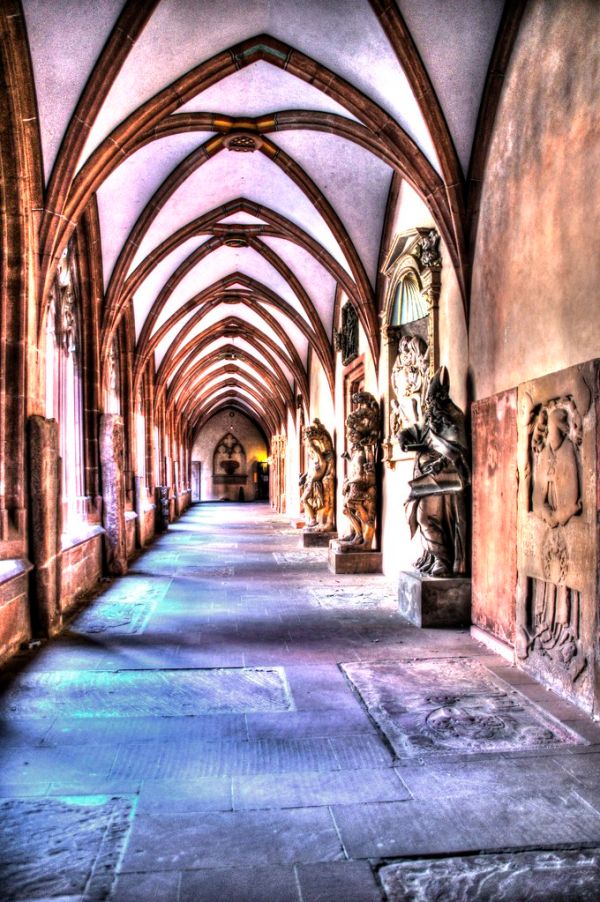 Hohe Domkirche zu Mainz -- Kreuzgang mit hunderten von teilweise 500 Jahre alten Grabplatten --- Cloister with hundreds 