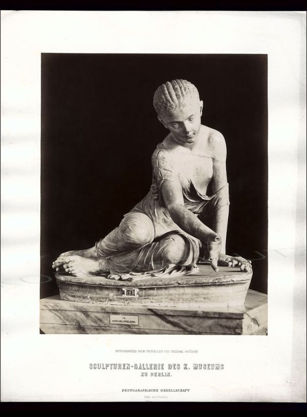 skulptur spielerin