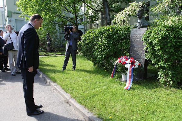 2013/05/28 Petr Nečas u pamatníku Tomáše Garrigue Masaryka v Rusku