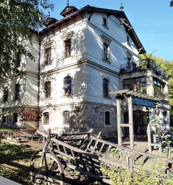 Die Villa Quisisana vom Tinten-Beyer an der Beyerstraße 28 mit Blick auf das Restaurant, erbaut 1875 von Baumeister Trüb
