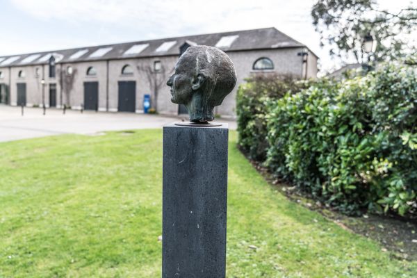 BUST OF DOROTHY WALKER BY OISIN KELLY [1954]-125477