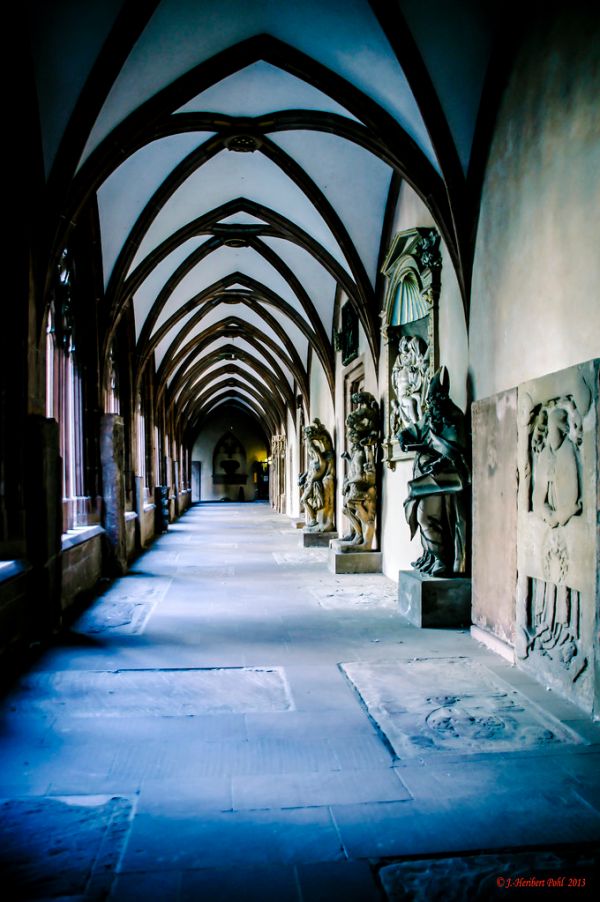 Hohe Domkirche zu Mainz -- Kreuzgang mit hunderten von teilweise 500 Jahre alten Grabplatten --- Cloister with hundreds 