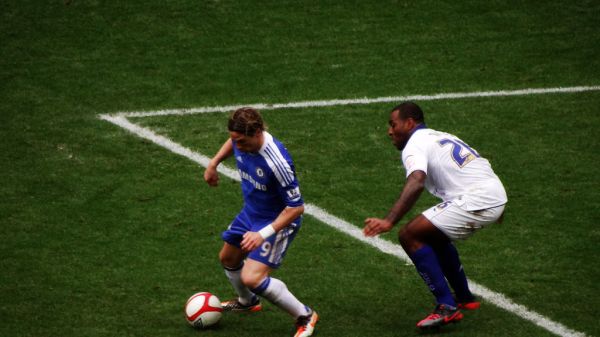 Fernando Torres taking on the Leicester defence