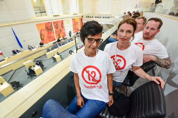 BürgerInnen-Protest auf der Zuschauertribüne während der Sondersitzung des Nationalrates