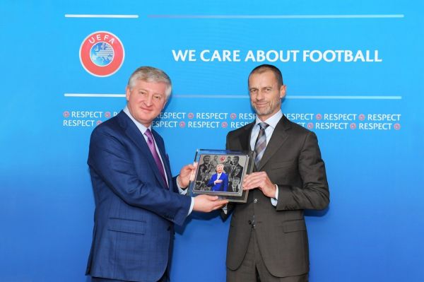 FCShakhtar_Akhmetov received award from the UEFA president Aleksander Čeferin 12-2021