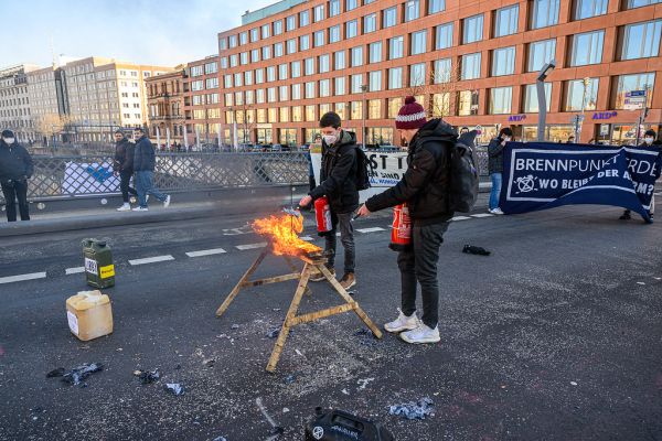 Extinction Rebellion zündet Weltkugel an, um auf IPCC-Bericht hinzuweisen. Hier die Löscharbeiten nach der Aktion