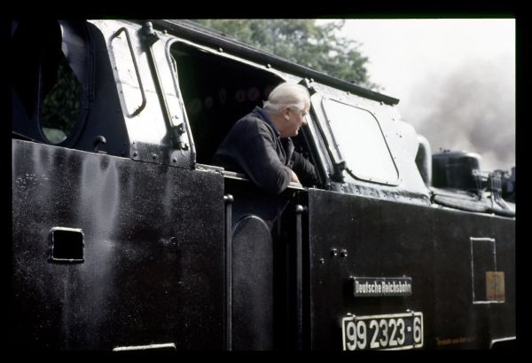 25. 1985-08. Lokführer von 99 2323 im Bhf Bad Doberan. Deutsche Reichsbahn (DDR).