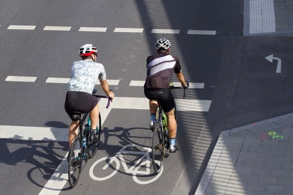 Rennradfahrer auf dem Radfahrstreifen