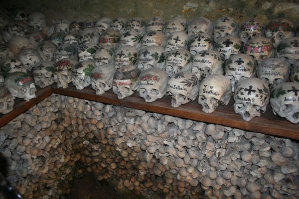 Hallstatt: Totenschädel und Knochen / Skulls and bones
