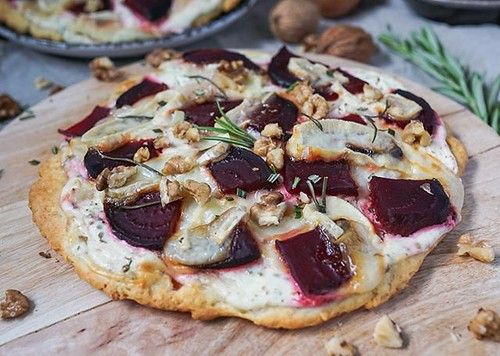 Neue Woche, neuer Flammkuchen: Heute gibt es einen mit roter Bete, Ziegenkäse und Walnüssen 🍴🍷 Das Rezept findet ihr auf