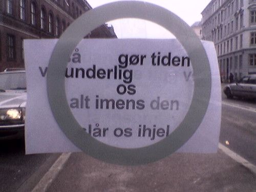 Alt imens jeg tog dette billede kørte bussen forbi mig ventetid slår ihjel og sådan blev jeg indrullet i et kunstværk på