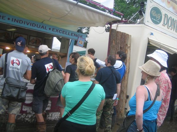 Vernon Kay buys pies