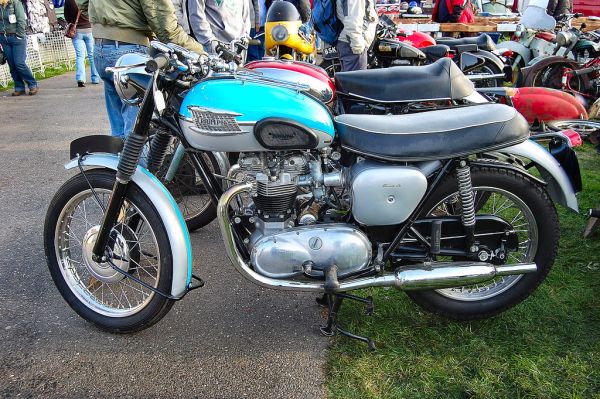 TRIUMPH BONNEVILLE. T120 .750 cc FOUR STROKE.