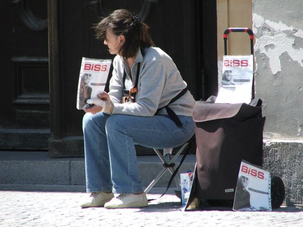 BISS-Verkäuferin vor der Theatinerkirche