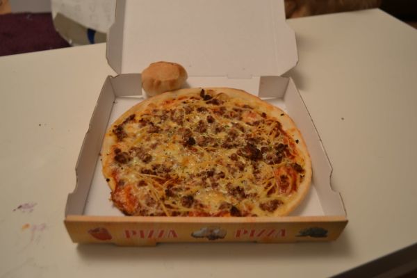 Pizza Spaghetti Bolognese vom Lieferdienst März 2016 (120FAITH_4174)