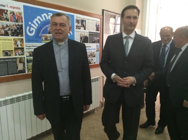 Ministar Kovač u posjetu Katoličkom školskom centru u Banja Luci gdje se, uz ostale, susreo s ravnateljem Centra mons. I