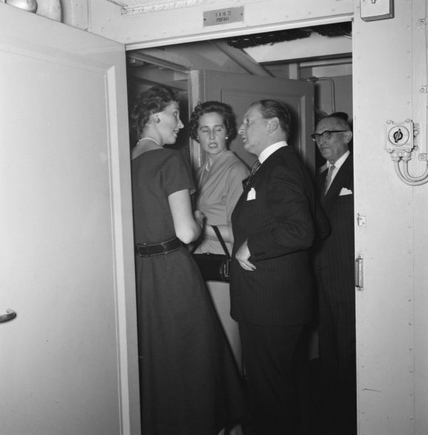 Smaldeel 1, met de bevelhebber der Zeestrijdkrachten (BDZ) vice admiraal H.H.L. Pröpper (1906-1995) a/b van het vlaggens