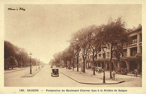 01 Đại lộ Charner (Nguyễn Huệ) nhìn về phía sông Sài Gòn. Góc bên phải là thương xá Charner (Les Magasins Charner)