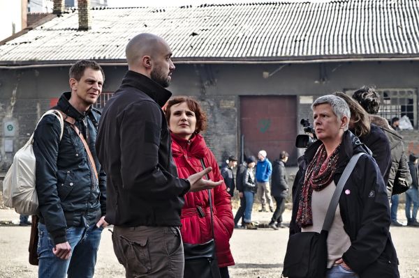 Katina Schubert, Parteivorsitzende des Berliner Landesverbandes im Gespräch mit einem Mitarbeiter von Info Park.