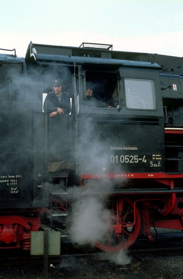 002. Heizer und Lokführer von BR 01 0525 in Saalfeld. Deutsche Reichsbahn DDR.