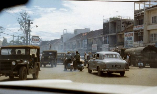 đường Chi Lăng (nay là Hoàng Văn Thụ) cạnh ngã tư Phú Nhuận