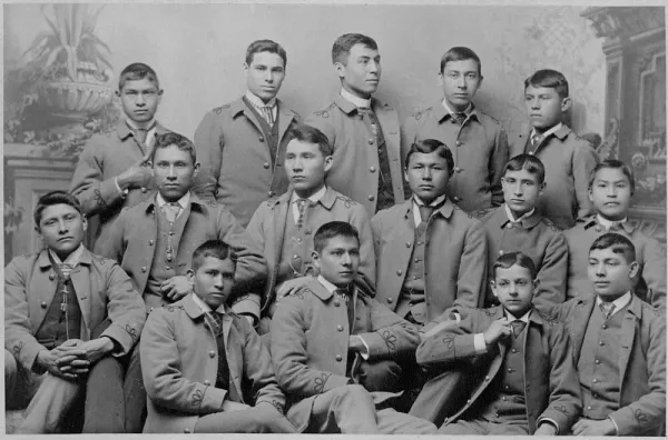 Carlisle Indian Industrial School - Male students, Pennsylvania, United States of America. circa 1896 / Élèves de l’Écol