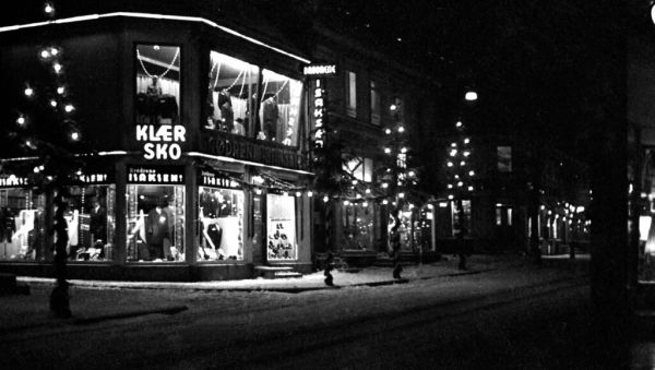 Julestemning utenfor Brødrene Isaksen i Trondheim (1961)