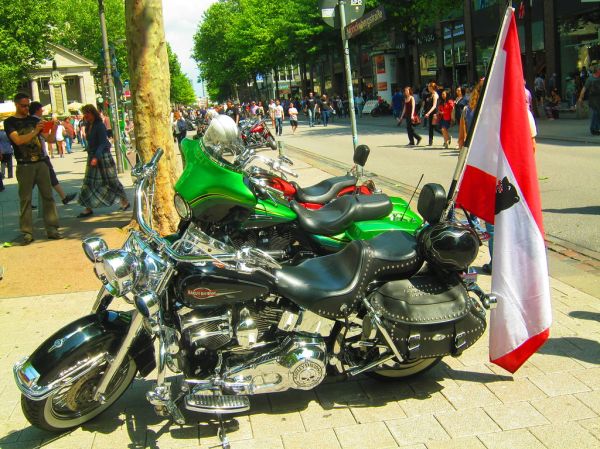 Motorräder während HarleyDay 2014 Hamburg auf der Mönckebergstraße