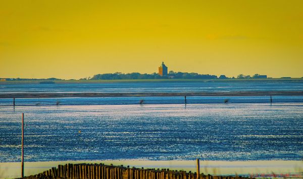 Herbstliche Abendstimmung im Wattenmeer - Die Insel Neuwerk vor der Elbmündung, Blick von Cuxhaven-Döse