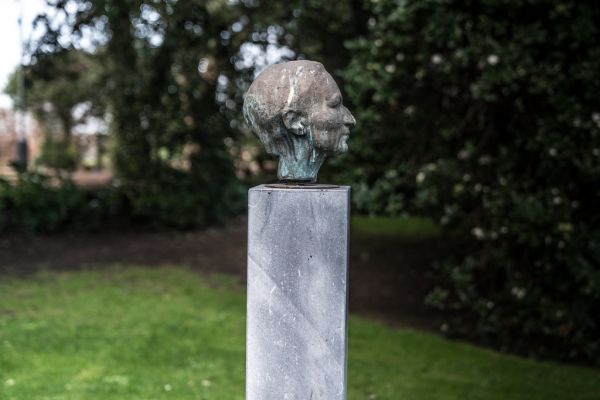 BUST OF DOROTHY WALKER BY OISIN KELLY [1954]-125474