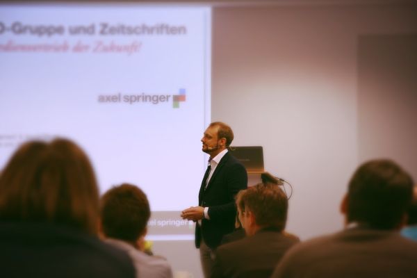 Sascha Adam (Axel Springer) mit Vortrag zu den organisatorischen Herausforderungen von Social Media Monitoring