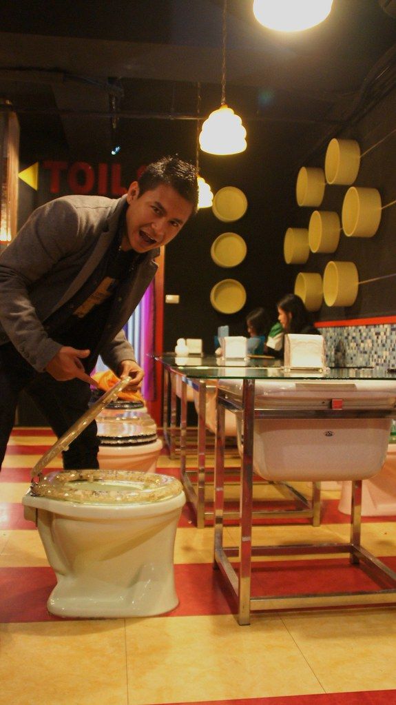 Een verraste klant in Modern Toilet Restaurant
