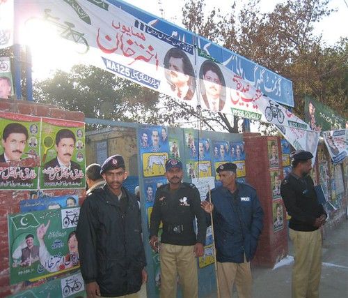Polizei und Armee kontrollieren Zugang zu Wahllokal 125 Lahore.JPG