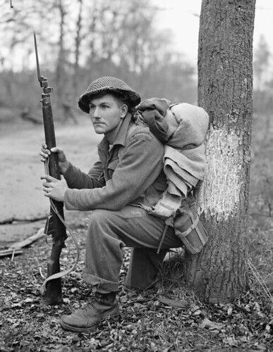 Private K.O. Earl of the Perth Regiment resting in the forest north of Arnhem, Netherlands, April 15, 1945 / Le soldat K
