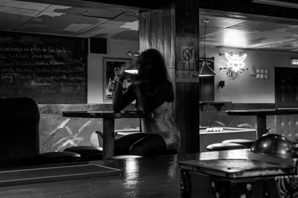 Fantôme de nuit dans un bar