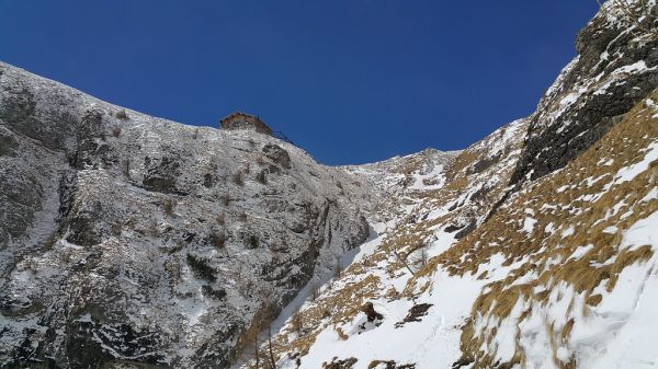 Ultima portiune foarte abrupta din traseul Jepii Mici - sus in stanga este Cabana Caraiman (2.025m)
