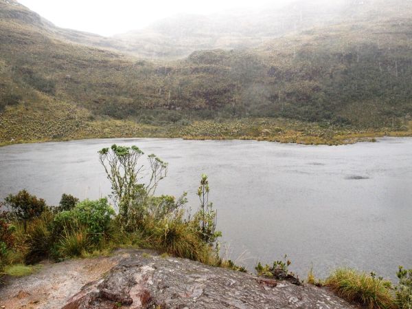 Laguna de Iguaque vo výške 3700 m, kde sa podľa miestneho kmeňa Muisca zrodilo ľudstvo. Spustila sa mi tu búrka, ktorá m
