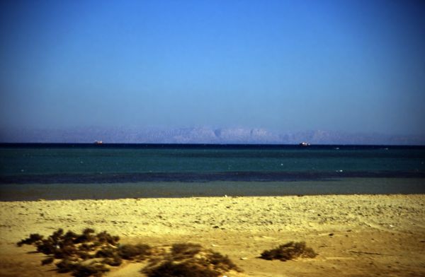 Ägypten 1999 (757) Busfahrt Kairo-Hurghada: Am Roten Meer
