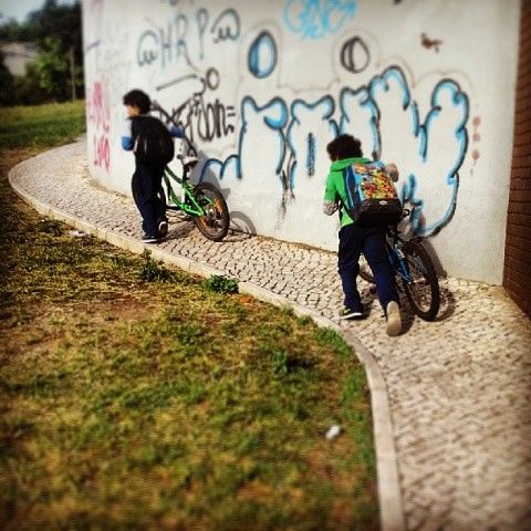 Quando a subida é demais, sobe-se a pé sem vergonha. #sextadebicicleta #bike2schoolday