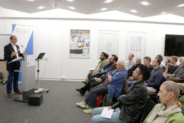 Dr. Thomas Richter zum Thema 'Krise und Strukturwandel in den arabischen Golfstaaten'